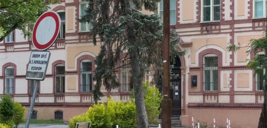 Garsónka – Komenského ulica, Staré Mesto