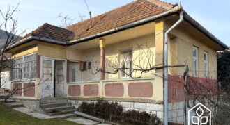 Rodinný dom s veľkým pozemkom 3500 m² – pri hranici SK